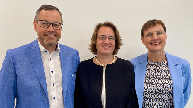Neuer Vorstand für die Schwarzwälder Schinkenhersteller - V.l.n.r.: Andreas Göhring (Vorstand Finanzen), Marie-Luise Adler (Vorstandsvorsitzende), Claudia Schnekenburger-Erban (Vorstand Marketing) - Quelle: Schutzverband der Schwarzwälder Schinkenhersteller